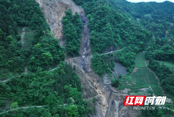 石门县壶瓶山泥石流从山顶倾泻至山脚，沿途道路被冲断。李健 摄