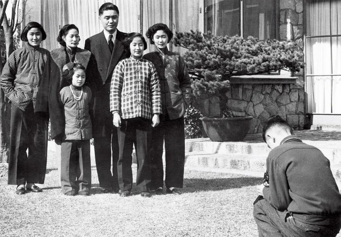 1956年，荣毅仁之子荣智健为全家拍摄合影。翻拍/贾国荣