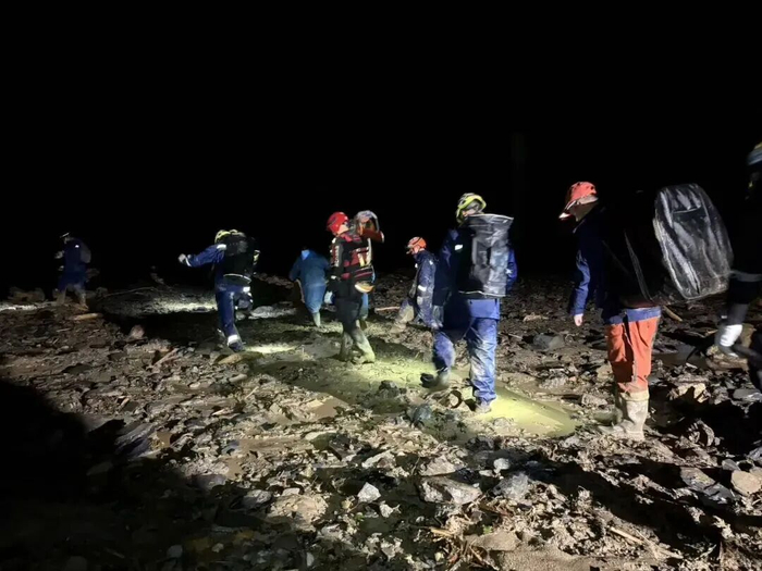 ▲救援人员夜间徒步前往金河村。图源：湖南省应急管理厅公号