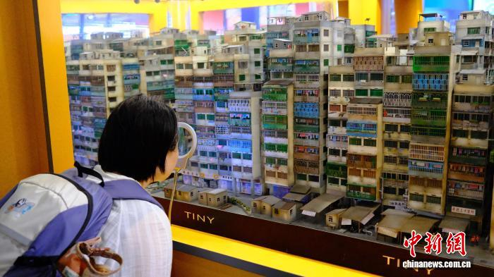 第二十二届文博会香港馆推出《九龙城寨之围城》3D模型吸引观众眼球。中新社记者 蔡敏婕 摄
