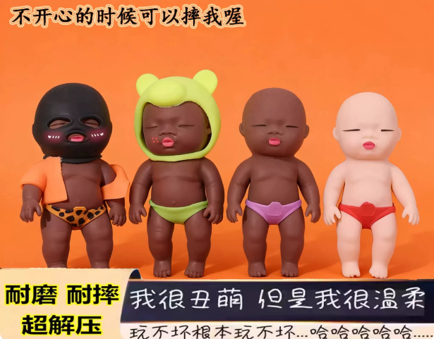 ▲商家展示的各款“娜塔莎”娃娃玩具