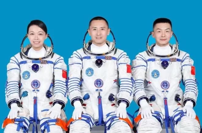 神舟二十三号航天员乘组由朱杨柱（中）、张志远（右）、黎家盈组成，朱杨柱担任指令长。（图源新华社）