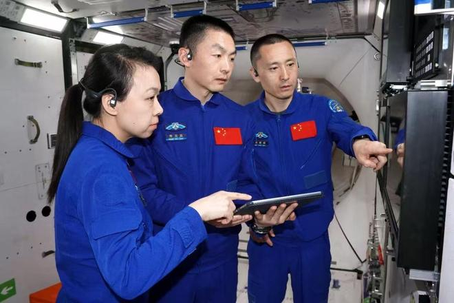 ▲黎家盈（左一）等航天员在参加空间站组合体相关训练 图源：“我们的太空”微信公众号