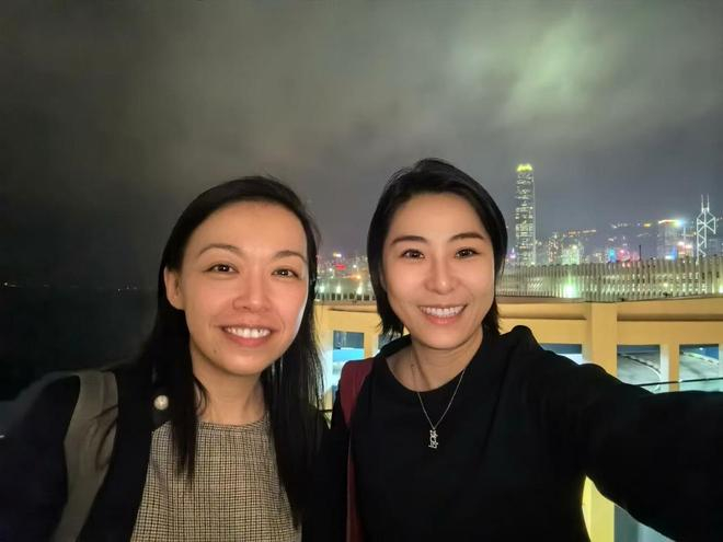 ▲李佳（右）和黎家盈一起在香港打卡自拍 受访者供图