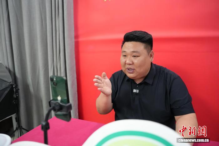 5月22日，冯大吉正在直播讲解惠民政策。中新社记者 张俊 摄