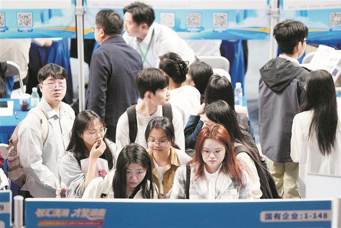     求职者在湖南师范大学招聘会现场了解岗位需求（资料图片）。    新华社记者  陈振海  摄