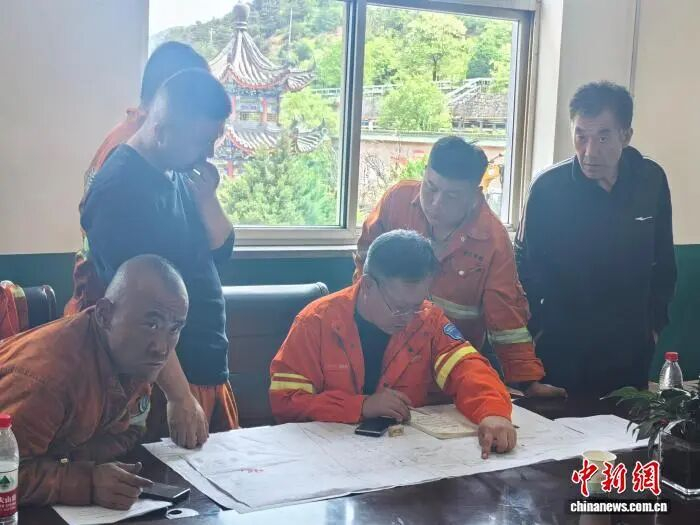 救援人员紧张工作。陆祁国 摄