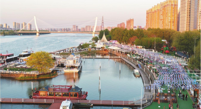 “东北超”沈阳赛区“第二现场”首批22个城市观赛站之一浑河外滩滨水市集。新华网发 杨靖岫 摄