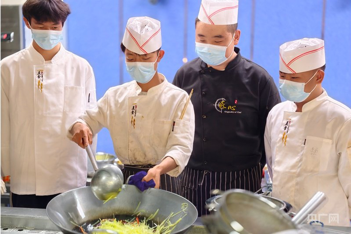 烹饪专业学生实操课（央广网记者 张海东 摄）