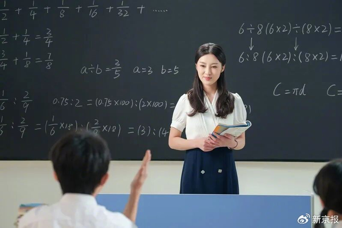 ​▲资料图：老师在给学生辅导学习。图/IC photo