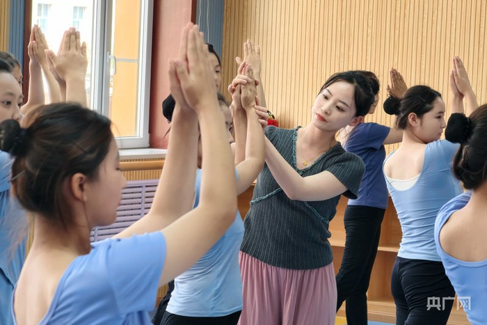 舞蹈老师李姝晓为幼教专业学生授课（央广网记者 张海东 摄）