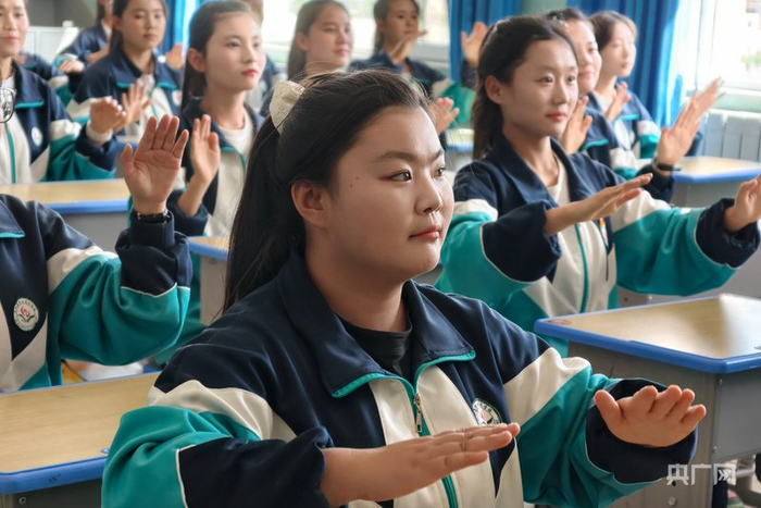 民和职校为当地学生开设多种职业技能课程（央广网记者 张海东 摄）