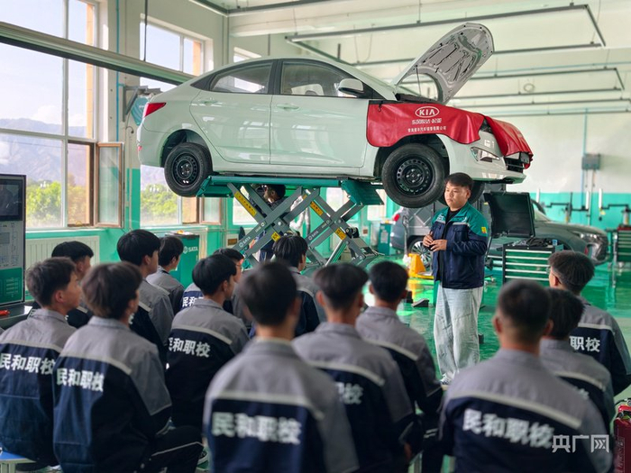 汽修专业部马晓东老师为学生讲解汽车底盘原理课程（央广网记者 张海东 摄）