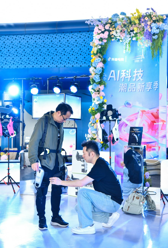 市民体验外骨骼