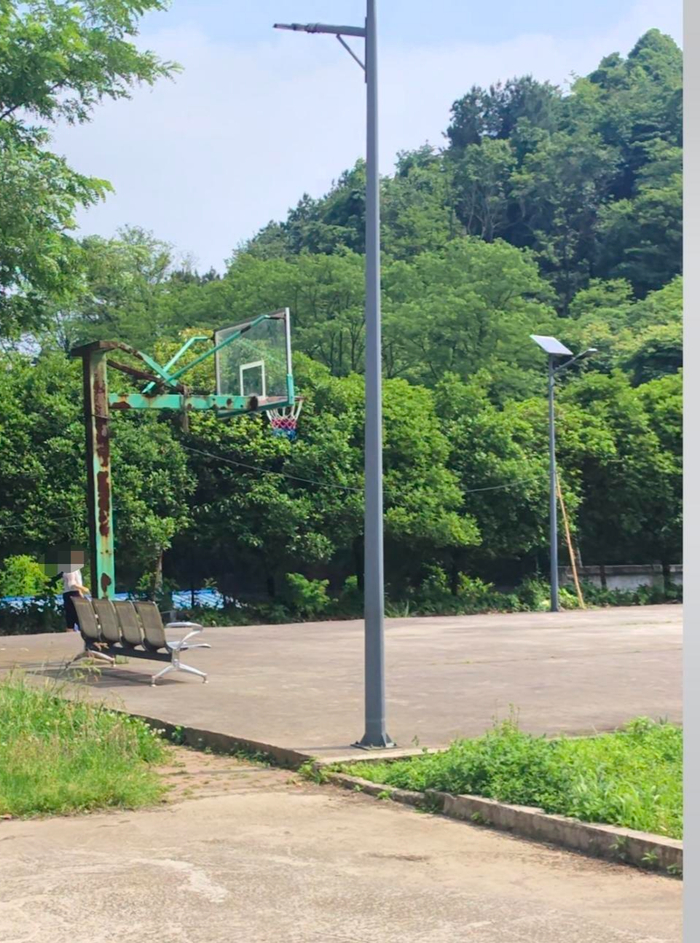 ▲严先生称小璇事发时在小区篮球场玩耍