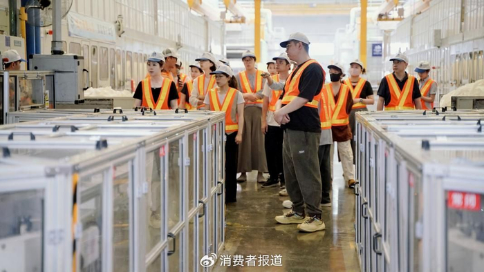探访团参观维达纸巾全自动生产流程