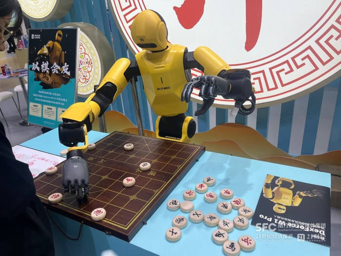 （跨维智能象棋机器人，摄/吴佳楠）
