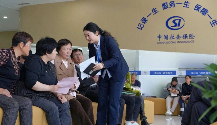 ▲资料图：工作人员在江苏省海安市政务服务中心靠前指导办事群众。图/新华社