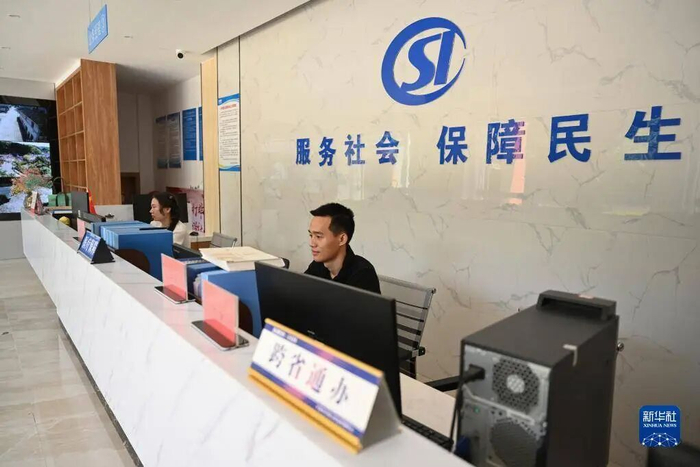 ▲资料图：某地便民服务大厅里的社保办事窗口。图/新华社