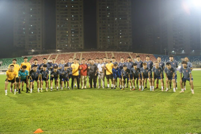 广东男足名宿陈玉良与韶关粤超队合影。