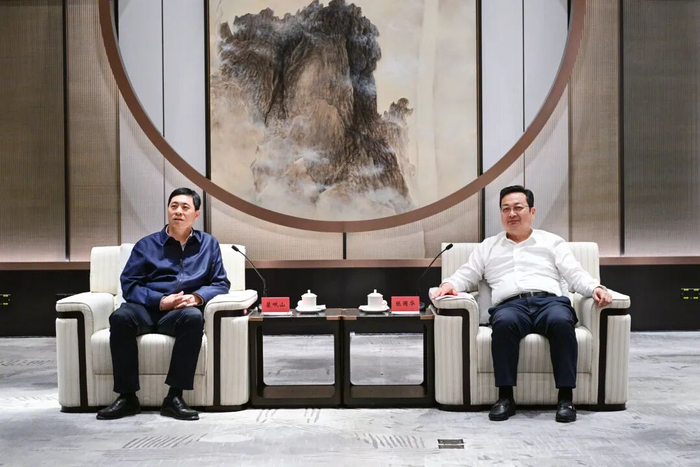 张国华与中国铁建总裁、党委副书记裴岷山一行举行工作座谈。雄安媒体中心王伟倩摄