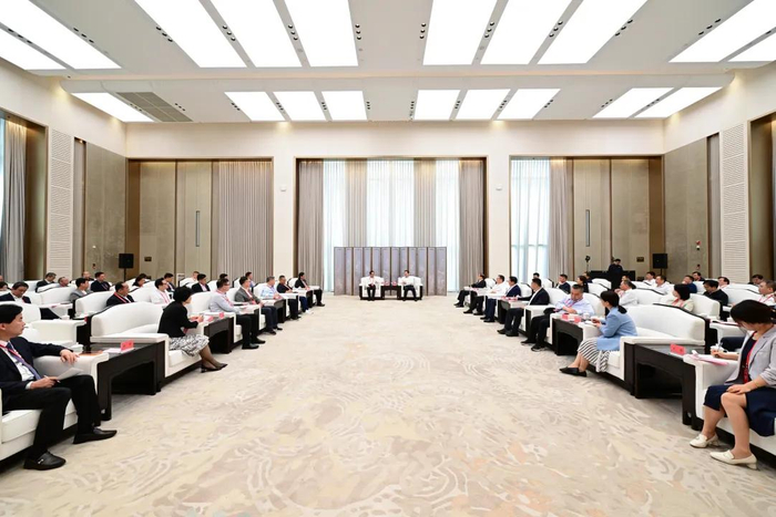 张国华与参加雄安新区第四届科技·人才·创新周启动活动的嘉宾代表举行工作座谈。雄安媒体中心王伟倩摄
