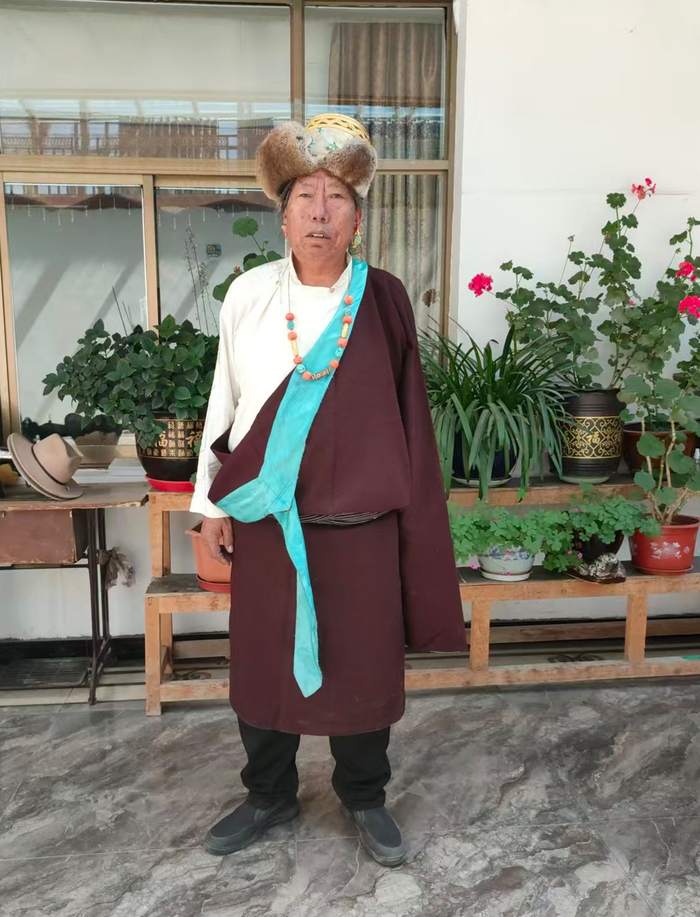 普兰县多油村退休干部多吉老人在自家二层藏式小楼里。受访者/图