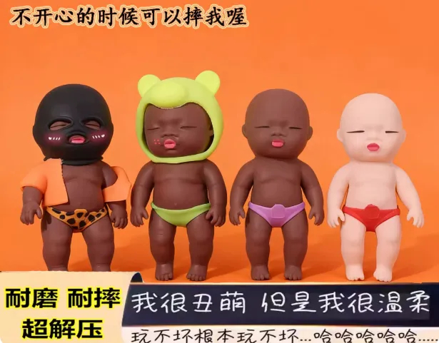 ▲商家展示的各款“娜塔莎”娃娃玩具