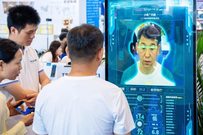 市民体验人工智能健康筛查系统。 主办方供图