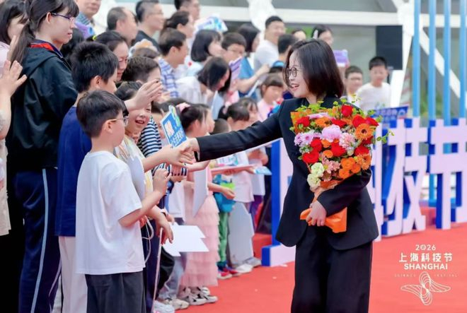 图为上海科技节开幕红毯上的徐东莲