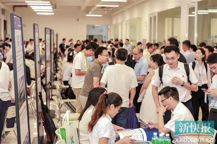 ■“百万英才汇南粤”2026年高技能人才专题招聘活动现场火爆，大批学生向招聘单位咨询相关事宜。 通讯员供图