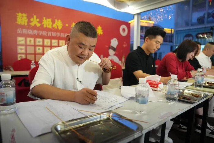 5月19日，老师们在岳阳烧烤学院为毕业实训考核打分。新华社记者 薛宇舸 摄