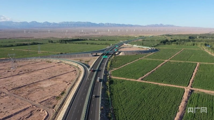 道路连通戈壁和农田 （央广网发 瓦热斯·艾海提 摄）