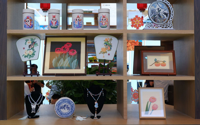 文博会现场，北京工美集团展出的展品。新京报记者 陈静 摄