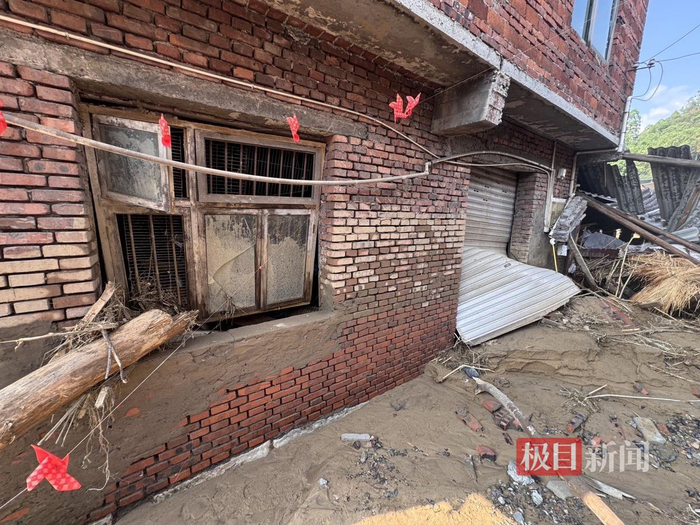 村民房屋门窗被冲坏