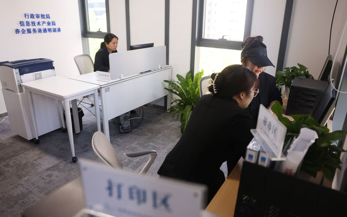 模数OPC社区审批业务指导工作站，一家OPC企业负责人办理营业执照。新京报记者 李木易 摄