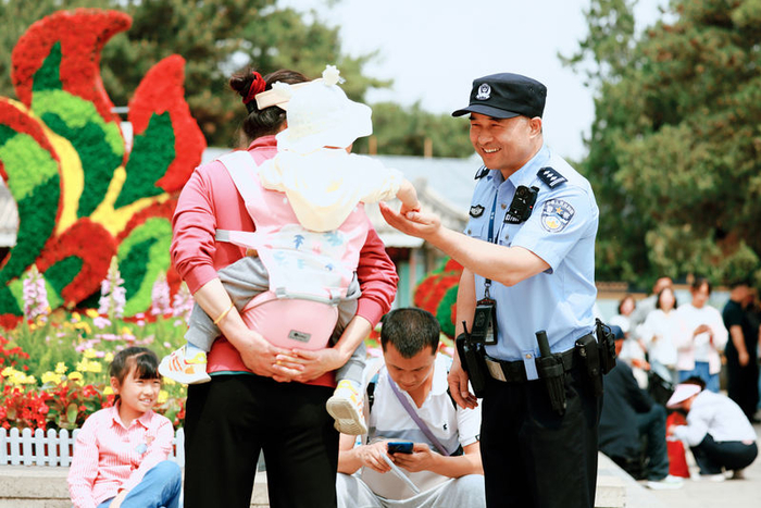 民警主动为游客提供问路咨询、帮扶老弱、紧急救助等服务。北京警方供图