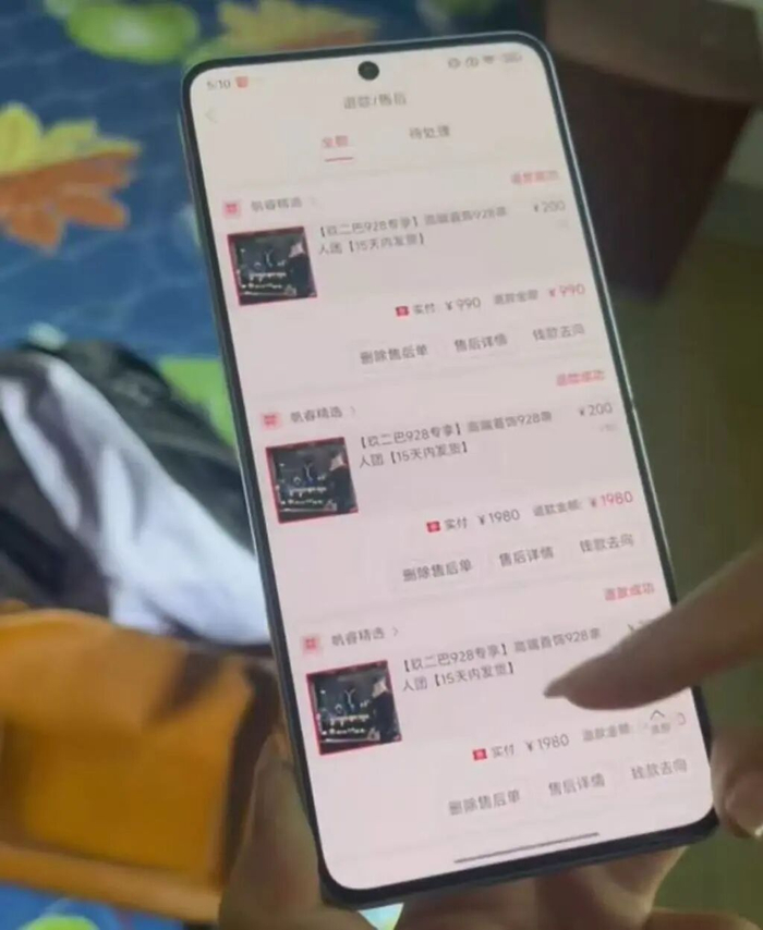 她翻找自己记得买过的东西，但找不着，又陷入内疚。 澎湃新闻记者葛明宁 摄