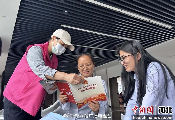 图为法律志愿者宣讲民法典常识。 魏县妇联供图