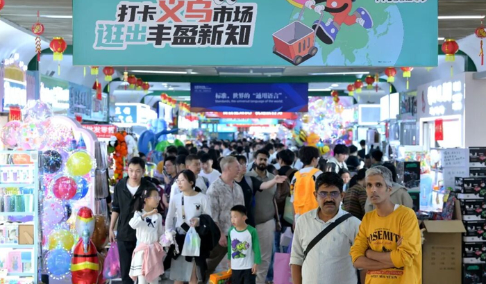 外籍游客选购商品 义乌市文化和广电旅游体育局 供图