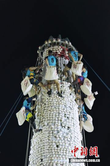 5月25日0时，香港传统节庆活动长洲太平清醮的压轴项目“抢包山”决赛举行。中新社记者 张祥毅 摄