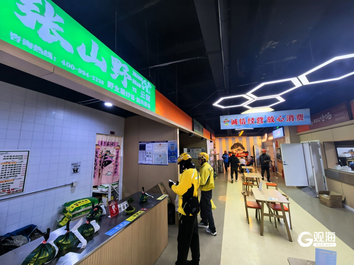 外卖骑手在商家等待取餐。