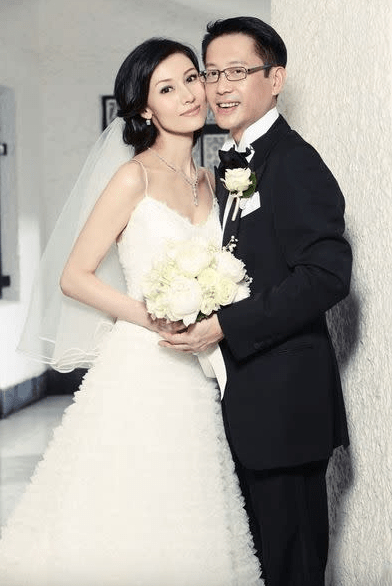 李嘉欣2008年11月下嫁富商许晋亨。