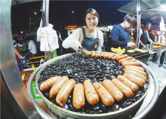     图③为各种特色小吃充满人间烟火气。