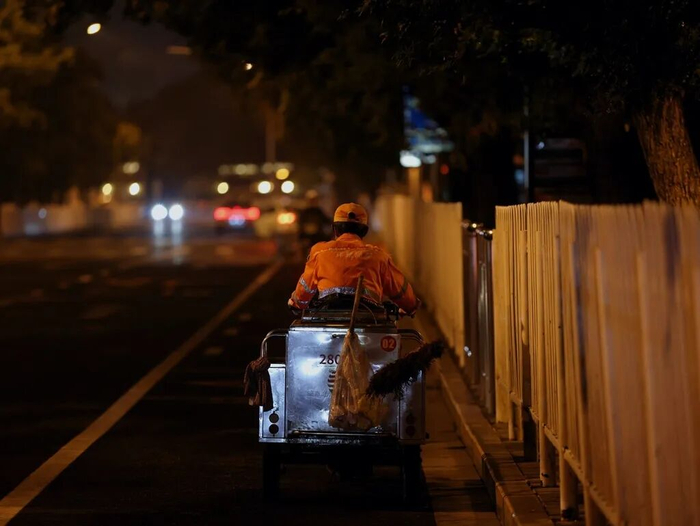 ▲一位环卫工人正在骑行。图/IC photo