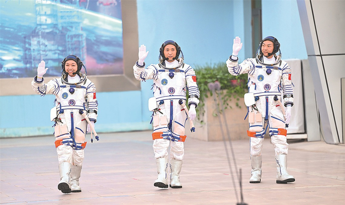 航天员朱杨柱（中）、张志远（右）、黎家盈在出征仪式上。新华社记者 才扬 摄