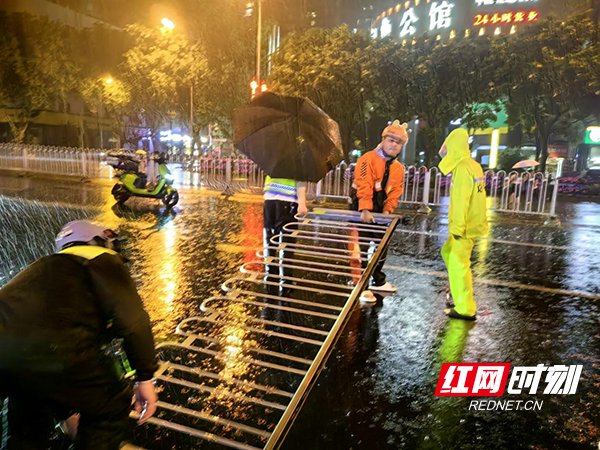 外卖骑手与交警合力将护栏重新装好。