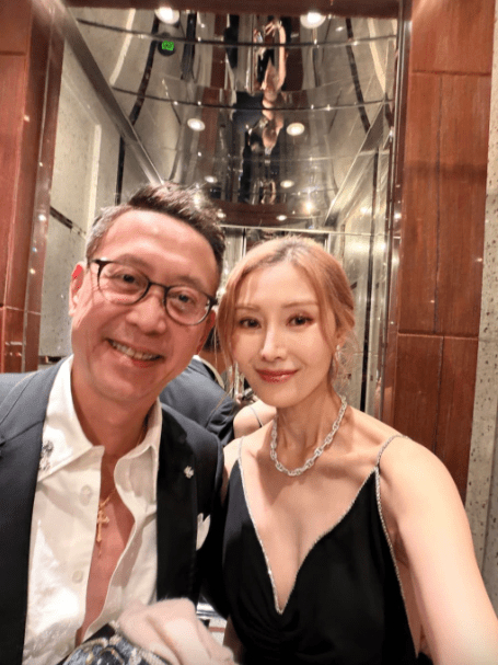 李嘉欣在社交平台分享与老公许晋亨的合照，估计是出席胡智同婚宴。