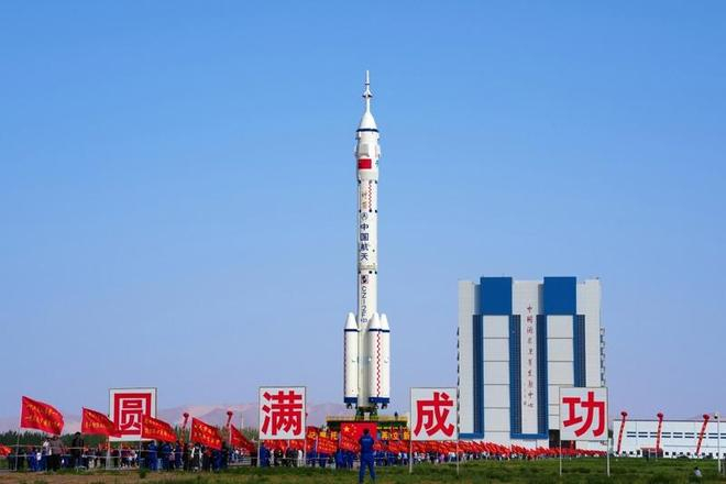 5月16日，神舟二十三号载人飞船与长征二号F遥二十三运载火箭组合体已转运至发射区。 新华社发（汪江波 摄）