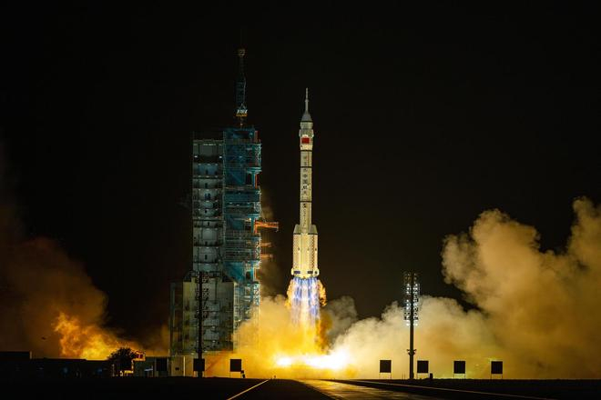 ▲2026年5月24日，搭载神舟二十三号载人飞船的长征二号F遥二十三运载火箭在酒泉卫星发射中心点火发射。图据视觉中国